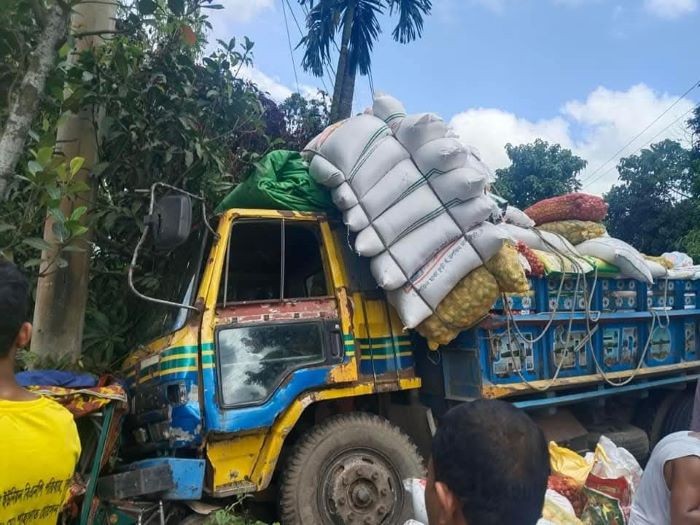 বাঁশখালীর প্রধ‌ান সড়‌কের পুকুুরিয়ায় ট্রাকের সাথে মুখোমুখি সংঘর্ষে আহত ২